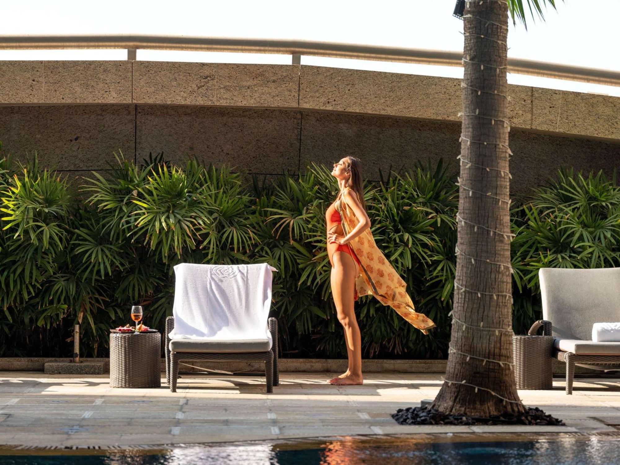 Отель Sofitel Abu Dhabi Corniche Экстерьер фото A woman wearing a sarong