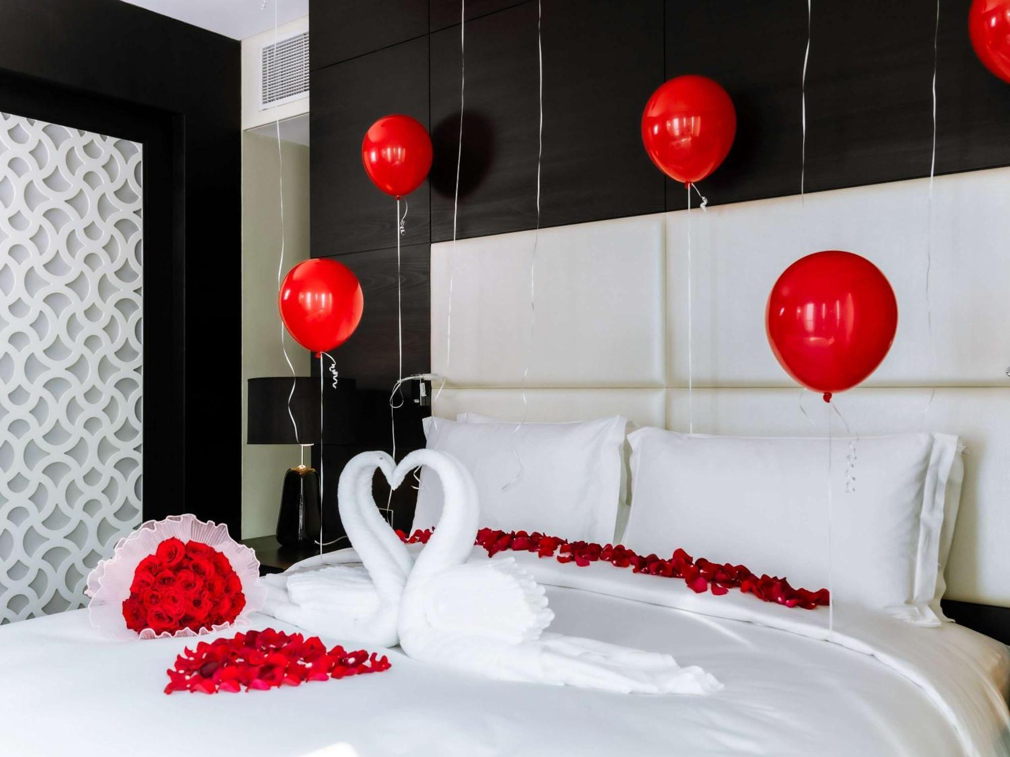 Отель Sofitel Abu Dhabi Corniche Экстерьер фото A bedroom decorated for Valentine's Day