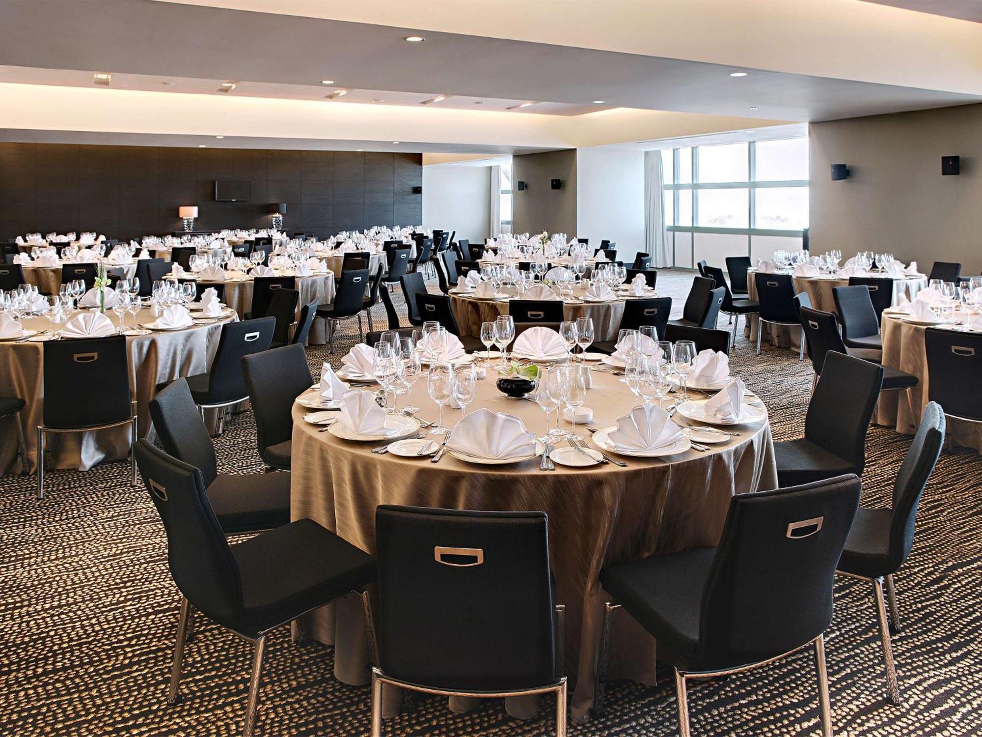 Отель Sofitel Abu Dhabi Corniche Экстерьер фото The ballroom at the hotel